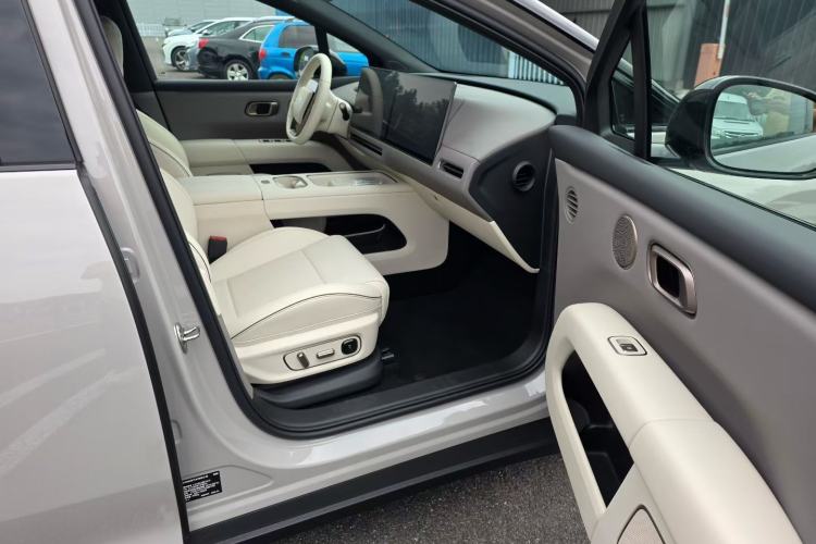 Used Li Auto i6 2025 Model Four-Wheel-Drive Standard Type Interior 2