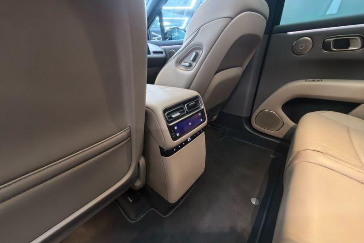 Used Li Auto i6 2025 Model Two-Wheel-Drive Standard Type Interior 3