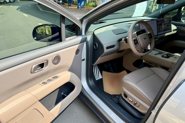 Used Li Auto i6 2025 Model Two-Wheel-Drive Standard Type Interior 3