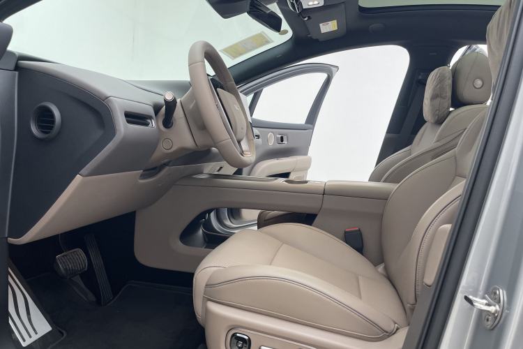 Used Li Auto i6 2025 Model Four-Wheel-Drive Standard Type Interior 3