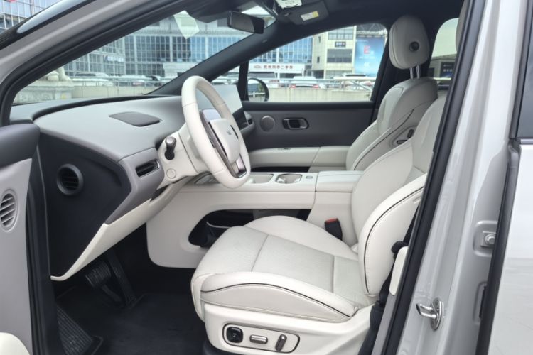 Used Li Auto i6 2025 Model Two-Wheel-Drive Standard Type Interior 3