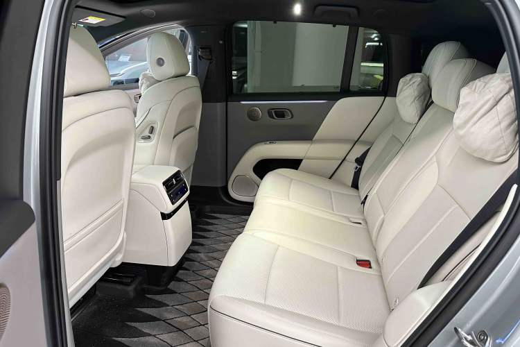 Used Li Auto i6 2025 Model Two-Wheel-Drive Standard Type Interior 3