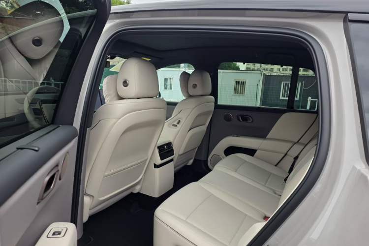 Used Li Auto i6 2025 Model Four-Wheel-Drive Standard Type Interior 3