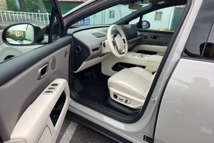 Used Li Auto i6 2025 Model Four-Wheel-Drive Standard Type Interior 4