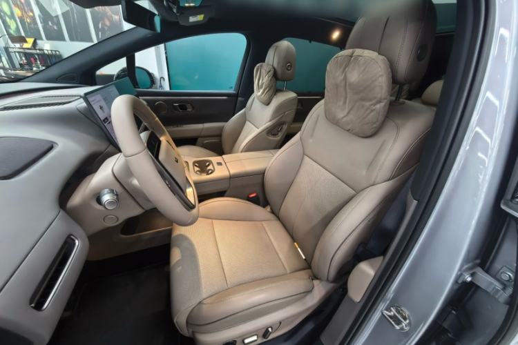 Used Li Auto i6 2025 Model Two-Wheel-Drive Standard Type Interior 6