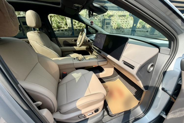 Used Li Auto i6 2025 Model Two-Wheel-Drive Standard Type Interior 6
