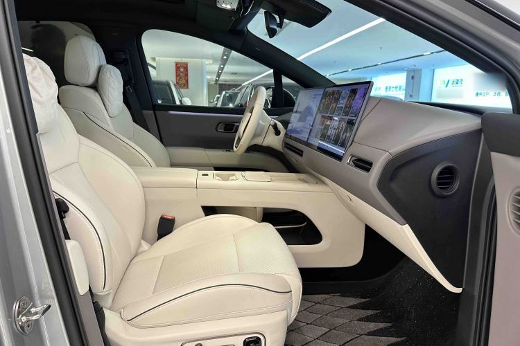 Used Li Auto i6 2025 Model Two-Wheel-Drive Standard Type Interior 6