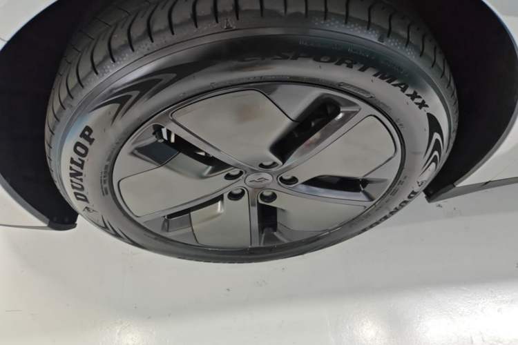 Used Li Auto i6 2025 Model Two-Wheel-Drive Standard Type Left Front Wheel Hub