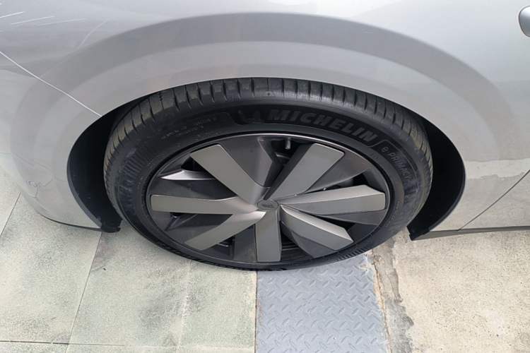 Used Li Auto i6 2025 Model Four-Wheel-Drive Standard Type Left Front Wheel Hub
