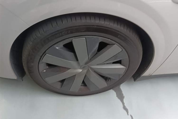 Used Li Auto i6 2025 Model Four-Wheel-Drive Standard Type Left Front Wheel Hub