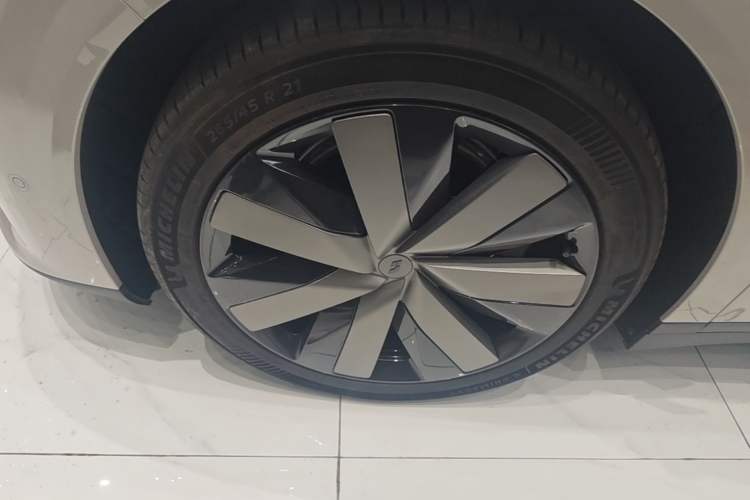 Used Li Auto i6 2025 Model Four-Wheel-Drive Standard Type Left Front Wheel Hub