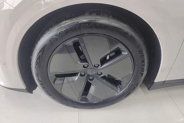 Used Li Auto i6 2025 Model Two-Wheel-Drive Standard Type Left Front Wheel Hub