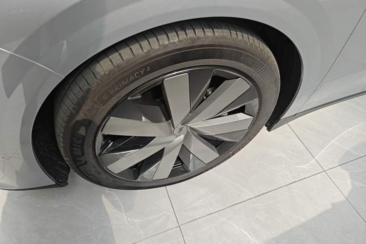 Used Li Auto i6 2025 Model Four-Wheel-Drive Standard Type Left Front Wheel Hub