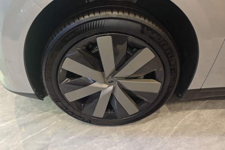 Used Li Auto i6 2025 Model Two-Wheel-Drive Standard Type Left Front Wheel Hub