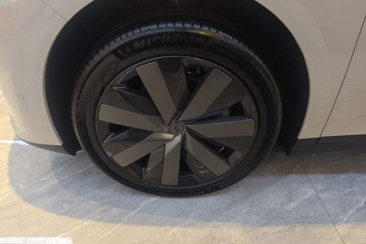 Used Li Auto i6 2025 Model Two-Wheel-Drive Standard Type Left Front Wheel Hub