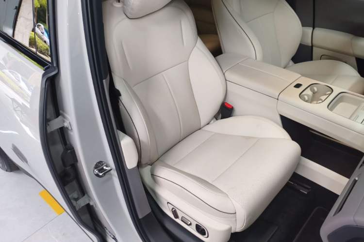 Used Li Auto i6 2025 Model Two-Wheel-Drive Standard Type Right Front Seat