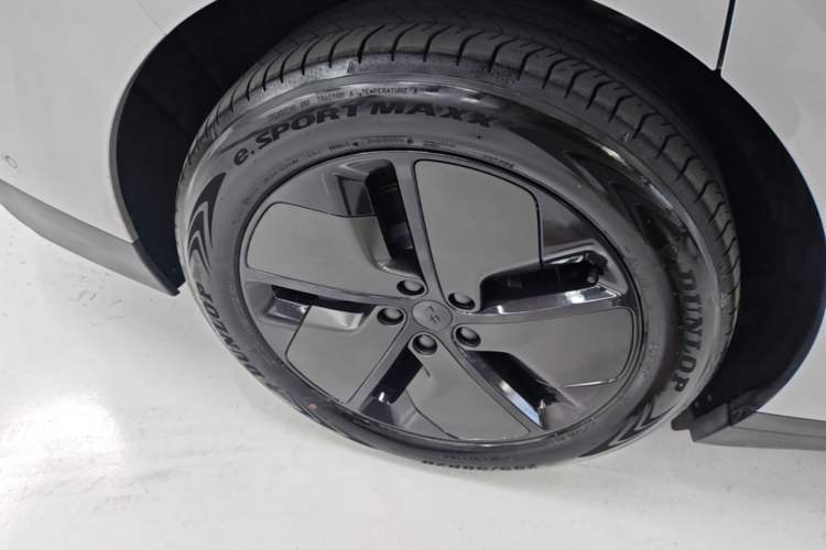 Used Li Auto i6 2025 Model Two-Wheel-Drive Standard Type Right Rear Wheel Hub
