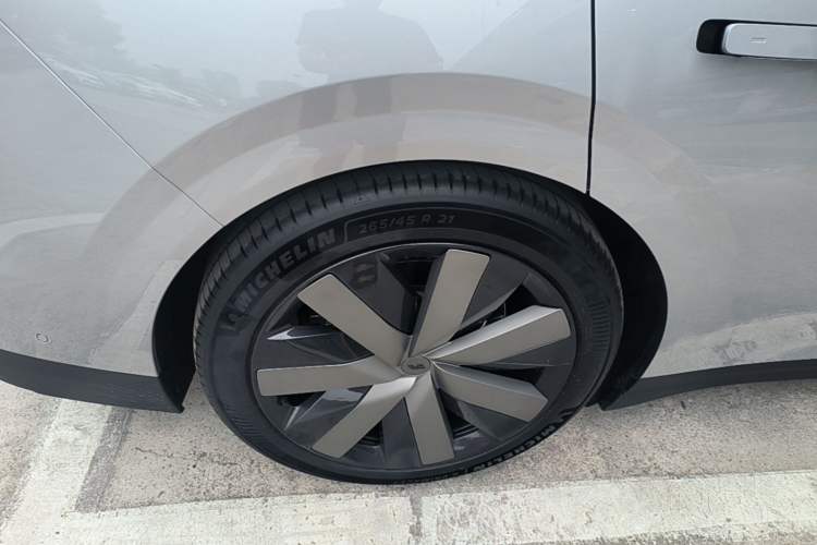 Used Li Auto i6 2025 Model Four-Wheel-Drive Standard Type Right Rear Wheel Hub