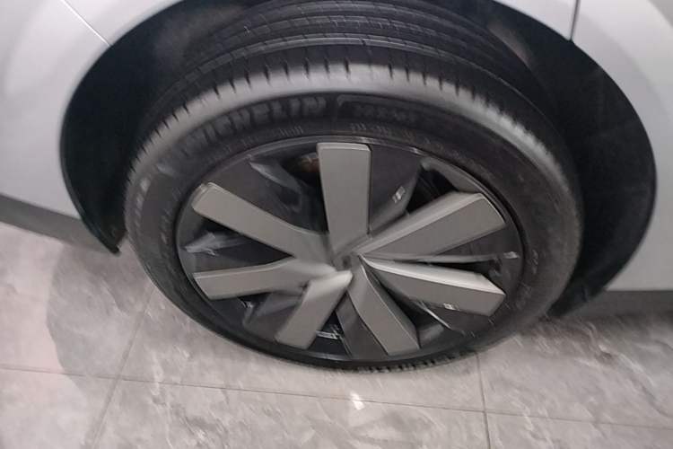 Used Li Auto i6 2025 Model Two-Wheel-Drive Standard Type Right Rear Wheel Hub