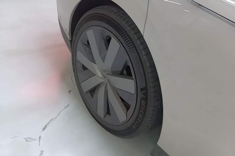 Used Li Auto i6 2025 Model Four-Wheel-Drive Standard Type Right Rear Wheel Hub