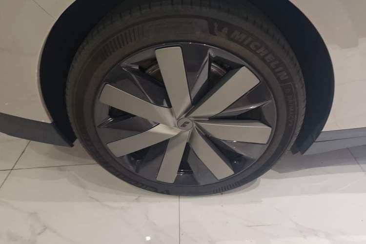 Used Li Auto i6 2025 Model Four-Wheel-Drive Standard Type Right Rear Wheel Hub