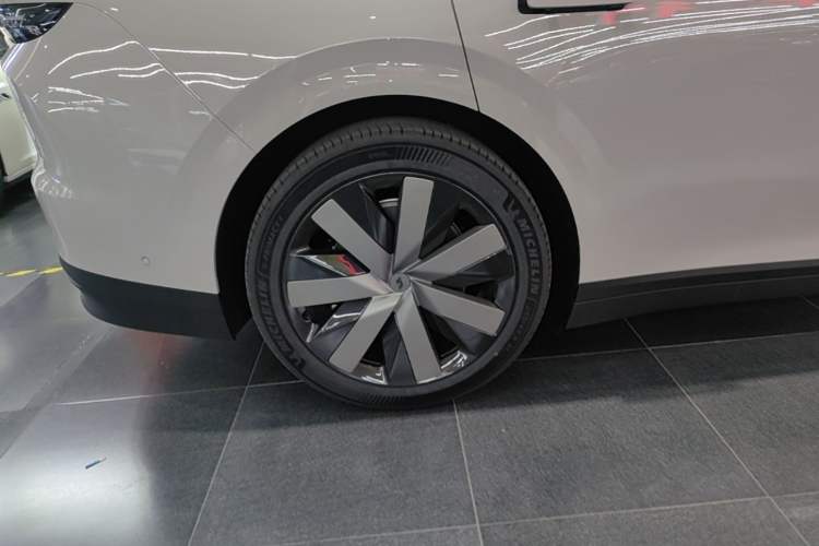 Used Li Auto i6 2025 Model Four-Wheel-Drive Standard Type Right Rear Wheel Hub