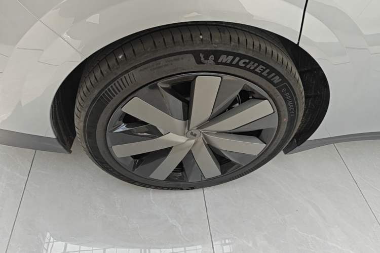 Used Li Auto i6 2025 Model Four-Wheel-Drive Standard Type Right Rear Wheel Hub