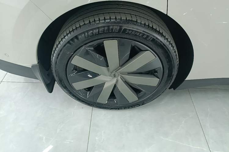 Used Li Auto i6 2025 Model Four-Wheel-Drive Standard Type Right Rear Wheel Hub