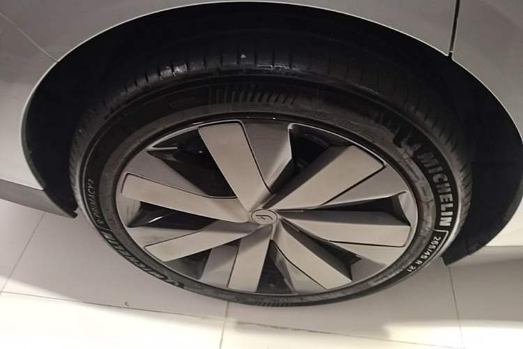 Used Li Auto i6 2025 Model Two-Wheel-Drive Standard Type Right Rear Wheel Hub