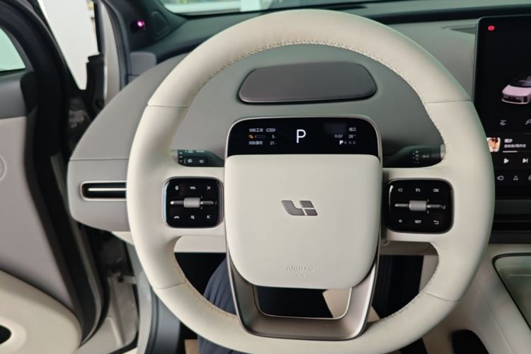 Used Li Auto i6 2025 Model Four-Wheel-Drive Standard Type Steering Wheel