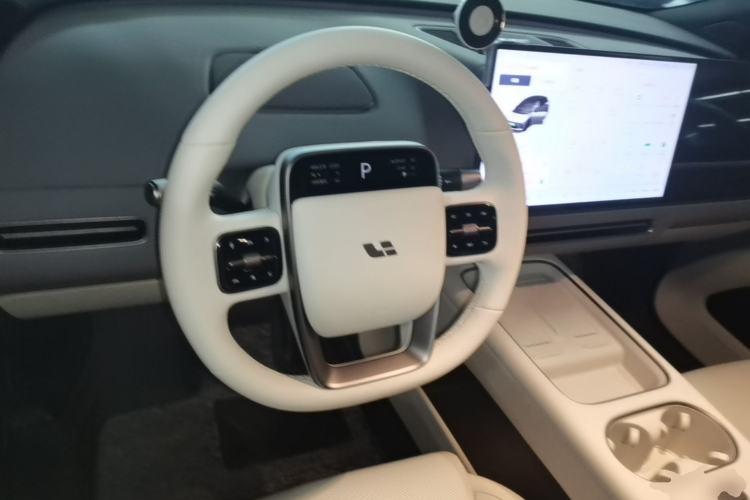 Used Li Auto i6 2025 Model Two-Wheel-Drive Standard Type Steering Wheel