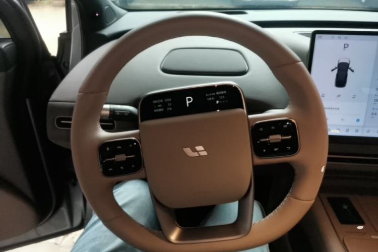 Used Li Auto i6 2025 Model Four-Wheel-Drive Standard Type Steering Wheel