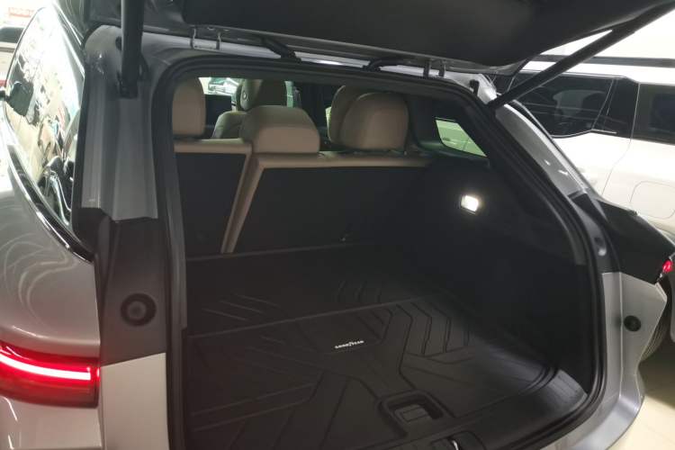 Used Li Auto i6 2025 Model Four-Wheel-Drive Standard Type Trunk