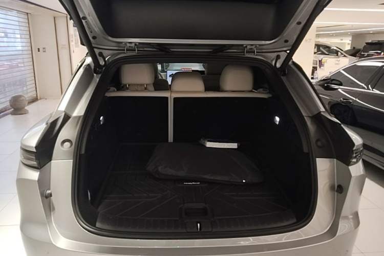 Used Li Auto i6 2025 Model Two-Wheel-Drive Standard Type Trunk