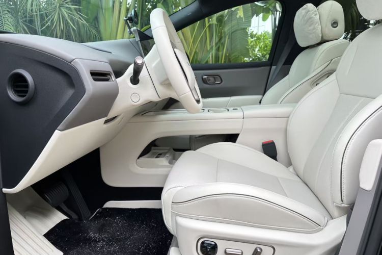 Used Li Auto i6 2025 Model Four-Wheel-Drive Standard Type Interior 3