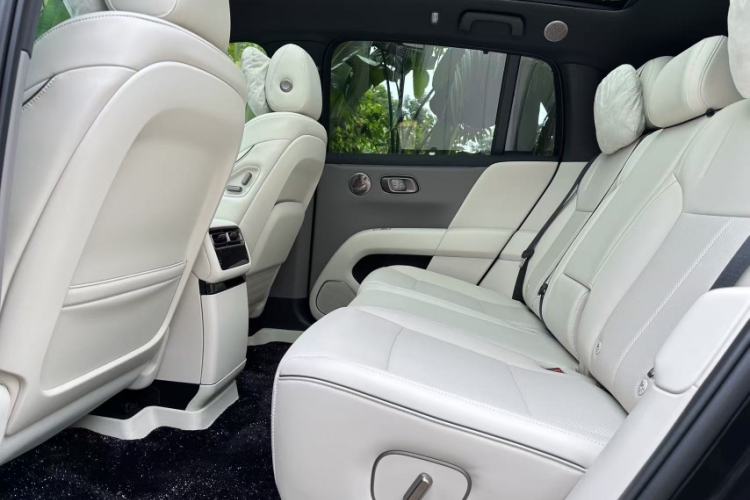 Used Li Auto i6 2025 Model Four-Wheel-Drive Standard Type Interior 5