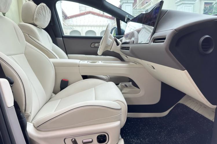 Used Li Auto i6 2025 Model Four-Wheel-Drive Standard Type Right Front Seat