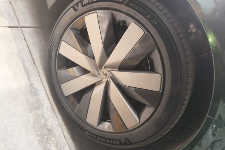 Used Li Auto i6 2025 Model Four-Wheel-Drive Standard Type Right Front Wheel Hub