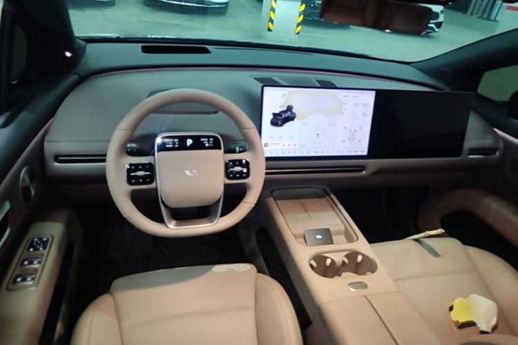 Used Li Auto i6 2025 Model Four-Wheel-Drive Standard Type Center Console