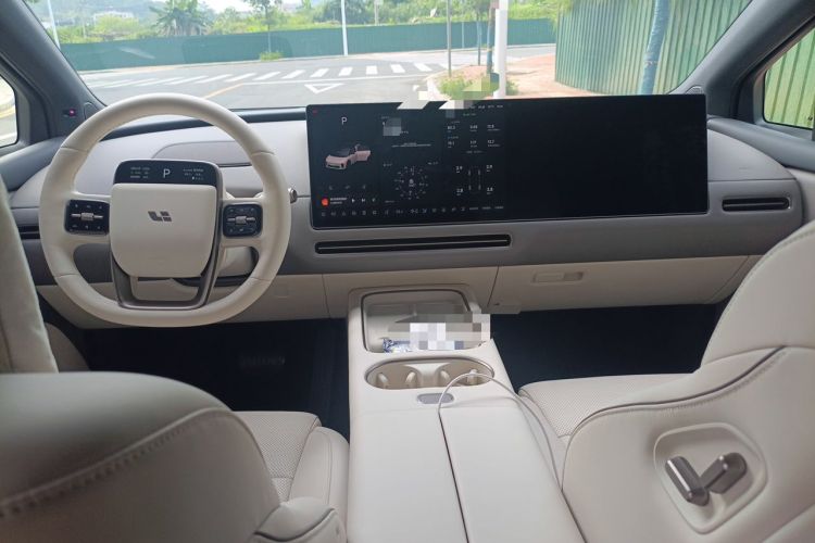 Used Li Auto i6 2025 Model Four-Wheel-Drive Standard Type Center Console