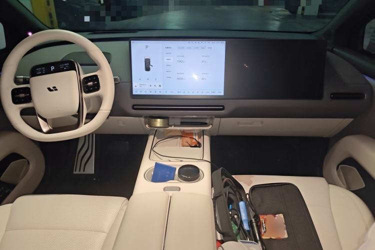 Used Li Auto i6 2025 Model Four-Wheel-Drive Standard Type Center Console