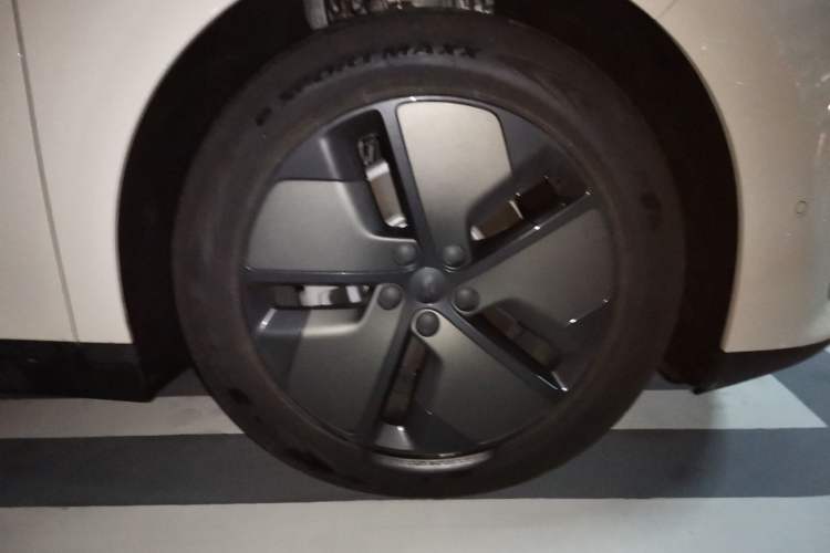 Used Li Auto i6 2025 Model Two-Wheel-Drive Standard Type Right Front Wheel Hub