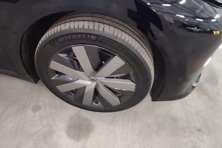 Used Li Auto i6 2025 Model Four-Wheel-Drive Standard Type Right Front Wheel Hub
