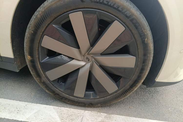 Used Li Auto i6 2025 Model Four-Wheel-Drive Standard Type Right Front Wheel Hub