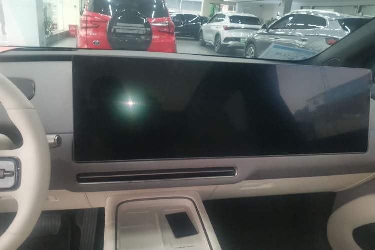 Used Li Auto i6 2025 Model Two-Wheel-Drive Standard Type Audio And AC Panel