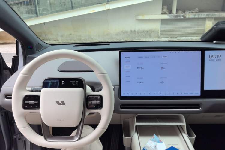 Used Li Auto i6 2025 Model Four-Wheel-Drive Standard Type Audio And AC Panel