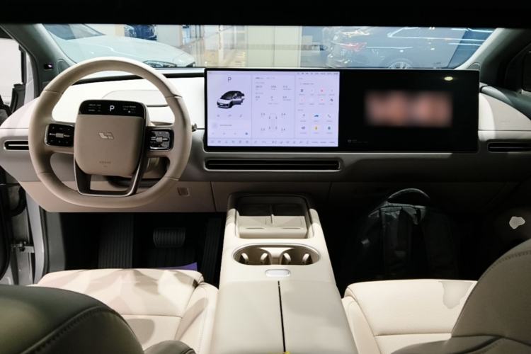 Used Li Auto i6 2025 Model Two-Wheel-Drive Standard Type Center Console