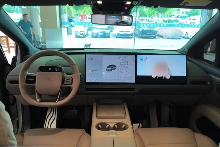 Used Li Auto i6 2025 Model Two-Wheel-Drive Standard Type Center Console