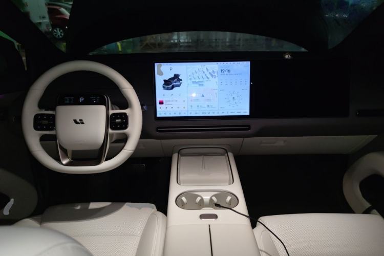 Used Li Auto i6 2025 Model Two-Wheel-Drive Standard Type Center Console