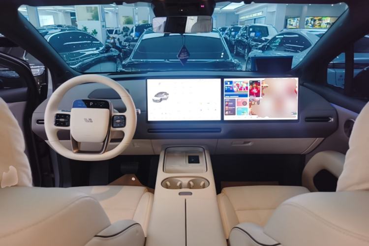 Used Li Auto i6 2025 Model Four-Wheel-Drive Standard Type Center Console